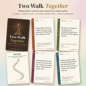 Può includere: Un gioco di carte cristiano stampabile per coppie intitolato Two Walk Together, composto da una scatola marrone scuro e cinque carte bianche con bordi colorati, che riportano domande, versetti biblici KJV e istruzioni.
