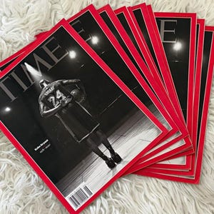 Pode incluir: Uma pilha de revistas Time idênticas com uma fotografia a preto e branco de Kobe Bryant numa camisola de basquetebol com o número 24 nas costas. As capas têm uma borda vermelha e o texto Time, Kobe Bryant e 1978-2020.