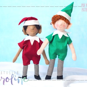 Könnte beinhalten: Zwei handgefertigte Elfenpuppen. Eine Puppe trägt ein rotes Outfit mit passendem Hut und schwarz-weiß gestreiften Beinen. Die andere Puppe trägt ein grünes Outfit mit passendem Hut und schwarz-weiß gestreiften Beinen. Der Text "PDF PATTERN PATRON PDF" steht oben rechts.