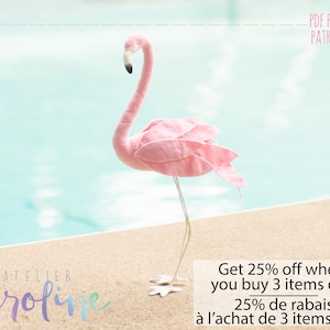 Puede incluir: Juguete de peluche de flamenco rosa con cuello largo y cuerpo estampado en rosa y blanco. El flamenco está de pie sobre una superficie blanca con una piscina azul de fondo. El texto "Get 25% off when you buy 3 items or + 25% de rabais à l'achat de 3 items ou +" está escrito debajo del flamenco.