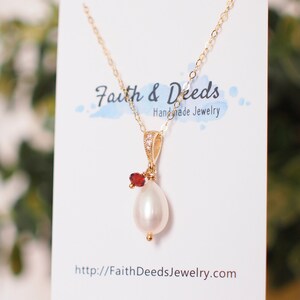 ティアドロップ淡水真珠ペンダント // ガーネットダングル // 14K ゴールドフィルド // シンプル＆エレガント