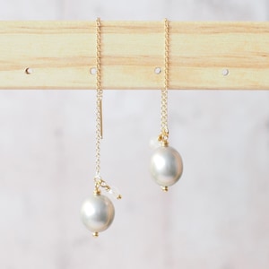 シルバーグレーのバロックパールイヤリング // シンプルなスレッドイヤリング // 14K ゴールドフィルド // ダングルスタイル // 優雅で愛らしい