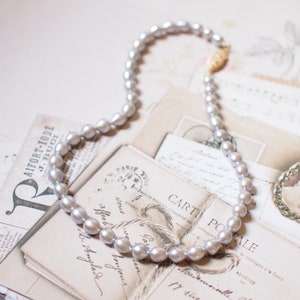 グレーのバロックパールネックレス // 美しい光沢 // 14K ゴールドフィルド // シックでモダン