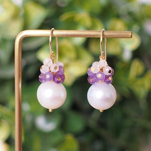 淡水パールのイヤリング // 宝石クラスター // アメジスト x ムーンストーン // 14K ゴールドフィルド // 甘くて夢のような