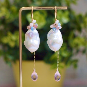 バロックパールイヤリング // ステートメントイヤリング // 宝石クラスター // ローズクォーツ x ストロベリークォーツ x アクアマリン // 14K ゴールドフィルド