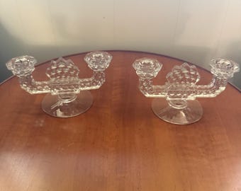 Bougeoirs en verre Fostoria vintage.