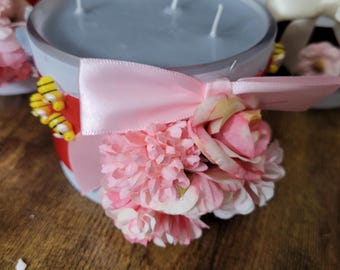 16  oz custom 3 wick can be any scent youn want. Vanilla, cranberry,  coffee, lemon etc