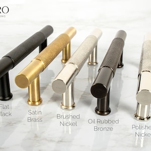 Puede incluir: Cinco tiradores de armario en diferentes acabados: negro mate, latón satinado, níquel cepillado, bronce aceitado y níquel pulido. Cada tirador tiene un diseño texturizado y estriado.