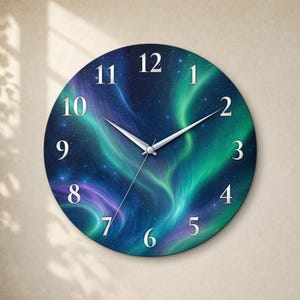 Pode incluir: Um relógio de parede redondo com uma representação vibrante da aurora boreal contra um céu noturno estrelado. O mostrador exibe números prateados de um a doze e dois ponteiros prateados que indicam as horas.