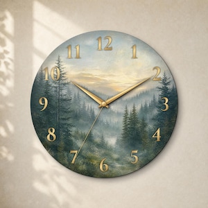 Könnte beinhalten: Eine runde Wanduhr mit einem Druck einer nebligen Kiefernwaldlandschaft bei Sonnenaufgang. Das Zifferblatt zeigt goldfarbene arabische Ziffern sowie passende goldfarbene Stunden-, Minuten- und Sekundenzeiger.