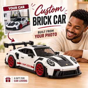 Op de afbeelding: Een wit, zwart en rood modelauto gebouwd van bouwstenen die lijkt op een Porsche GT3 RS met een grote achterspoiler en rode wielen. De afbeelding bevat de tekst Custom BRICK CAR, BUILT FROM YOUR PHOTO, YOUR CAR en A GIFT FOR CAR LOVERS.