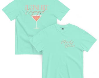 Een 'Tini Bit Engaged' martini-T-shirt: het perfecte vrijgezellenshirt! COMFORTE KLEUREN!!