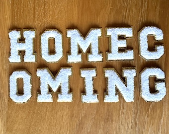 Chenille Buchstaben Aufnäher - "HOMECOMING" (selbstklebend, 5,5 cm breite goldene Zierleiste)