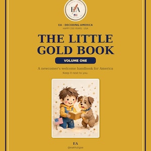 以下が含まれることがあります： マスタードイエローのブックカバーで、タイトルは「THE LITTLE GOLD BOOK VOLUME ONE」。羽ペンとアメリカ国旗が描かれた円形のロゴがあり、中央には青いオーバーオールを着た子供が犬に本を読み聞かせているイラストと、小さなアメリカ国旗が描かれています。