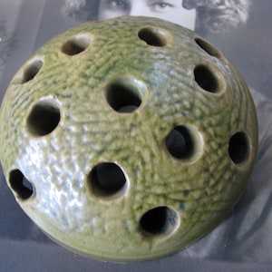 Antik Keramik Blumenfrosch, Grün glasierter Blumenfrosch, Grüner Keramik Blumenfrosch