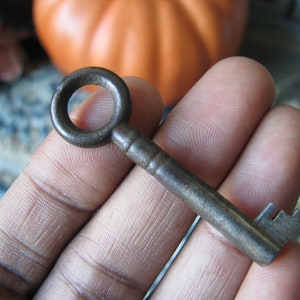Decoración antigua de Halloween, llave francesa antigua, llave de esqueleto antiguo, llave antigua grande, llave de boda, ficha de boda, ficha de amor, puerta, tronco,