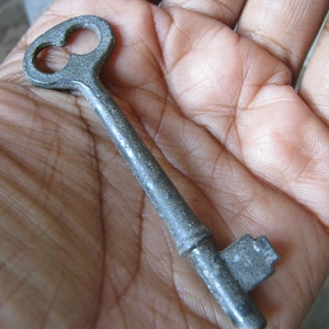 Decoración antigua de Halloween, llave francesa antigua, llave de esqueleto antiguo, llave antigua grande, llave de boda, ficha de boda, ficha de amor, puerta, tronco,