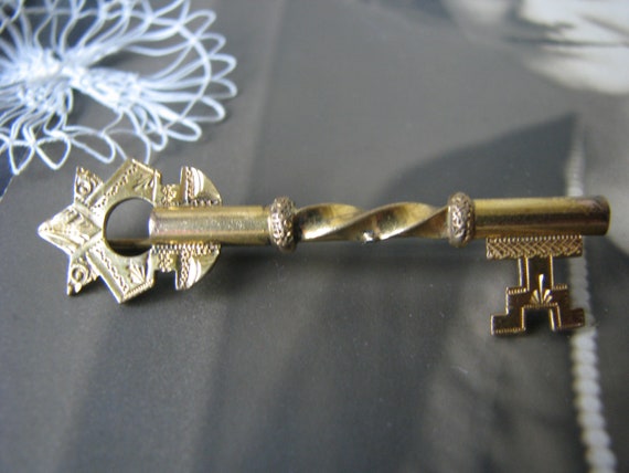 Antique Gold Filled Key Brooch, Victorian Key Bro… - image 1