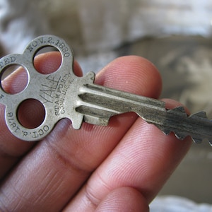 Antique Brass Key, Flat Brass Key, Antique Yale Key, Antique Pin Tumbler Key, Antique Steampunk Key, Key Pendant, Clover Top