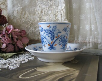 Taza y platillo de porcelana antigua sin asas, diseño floral azul