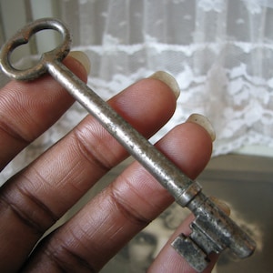 Decoración antigua de Halloween, llave francesa antigua, llave de esqueleto antiguo, llave antigua grande, llave de boda, ficha de boda, ficha de amor, puerta, tronco,