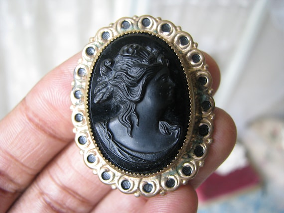 1940's Victorian Cameo Brooch, Repousse Black Cam… - image 2