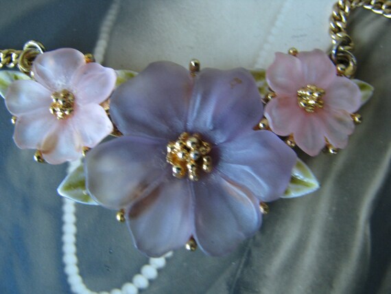 Vintage Flower Lucite Necklace, Gold Filled Flowe… - image 3