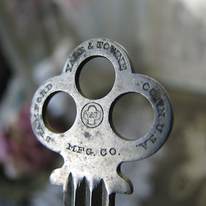 Antique Brass Key, Flat Brass Key, Antique Yale Key, Antique Pin Tumbler Key, Antique Steampunk Key, Key Pendant, Clover Top