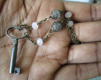Antik nyckelhalsband, handgjord pärlmontering, återvunna steampunk-smycken