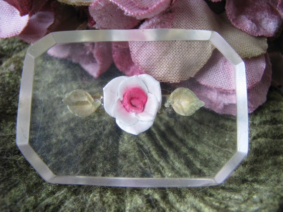 Broche Ancienne En Lucite Sculptée – Motif Fleurs Art Déco, Vintage