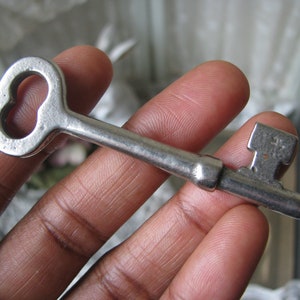 Decoración antigua de Halloween, llave francesa antigua, llave antigüedad del pecho, gran llave antigua, llave de la boda, ficha de boda, ficha de amor