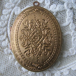 Victorian Locket, Vintage Victorian Style Locket, Stamped Brass Locket, Vintage Oval Locket, Large Oval Locket
