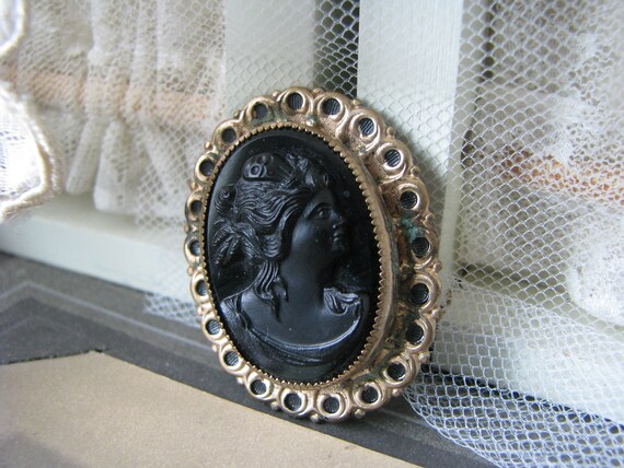 1940's Victorian Cameo Brooch, Repousse Black Cam… - image 6