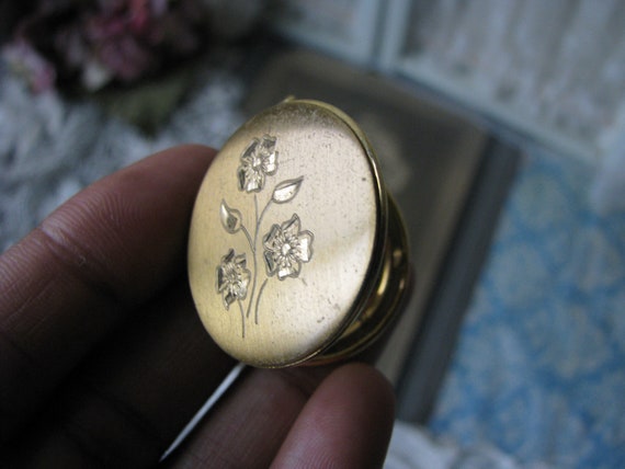 Vintage Round Locket, Etched Flower Locket, Vinta… - image 5