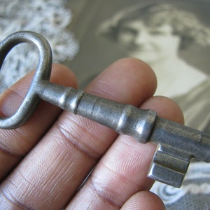 Decoración antigua de Halloween, llave francesa antigua, llave antigüedad del pecho, gran llave antigua, llave de la boda, ficha de boda, ficha de amor