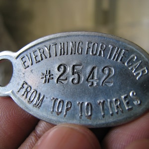 Portachiavi antico della Harrell Auto Supply Co., etichetta pubblicitaria d'epoca