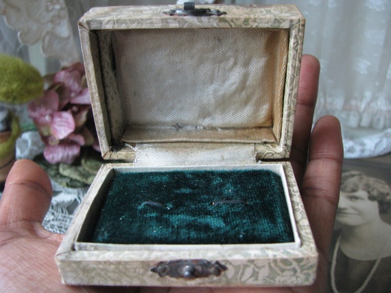 Antique Jewelry Display Box, Antique Jewelry Pres… - image 2