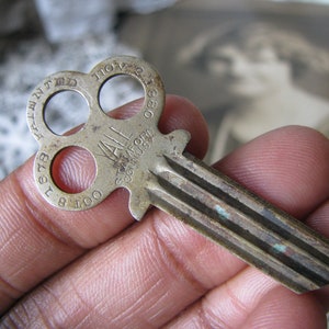 Antique Brass Key, Flat Brass Key, Antique Yale Key, Antique Pin Tumbler Key, Antique Steampunk Key, Key Pendant, Clover Top