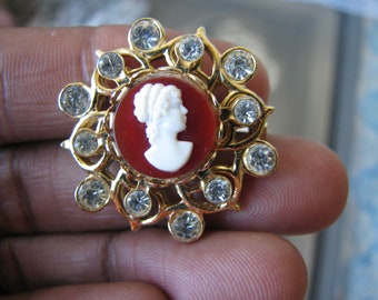 カメオブローチ ゴールドトーン ストーン付き 80年代のカメオラインストーンラペルピンゴールドトーンダングル