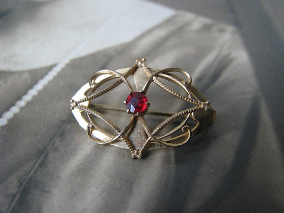 Broche Ancienne Art Déco - Plaqué Or, Strass Rouge En Forme De Comète Et Nœud