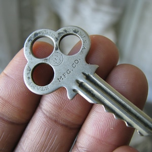 Antique Brass Key, Flat Brass Key, Antique Yale Key, Antique Pin Tumbler Key, Antique Steampunk Key, Key Pendant, Clover Top