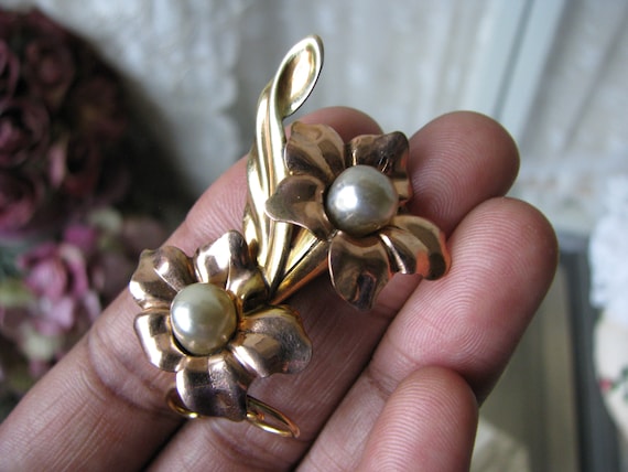 Broche Vintage Ancienne En Métal Doré Fantaisie Avec Fleurs Et Perle - Occasion