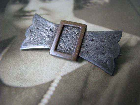 Big Bow Vintage Brooch main image 0