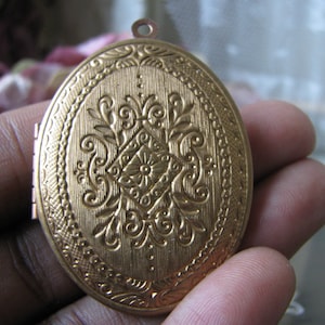 Victorian Locket, Vintage Victorian Style Locket, Stamped Brass Locket, Vintage Oval Locket, Large Oval Locket