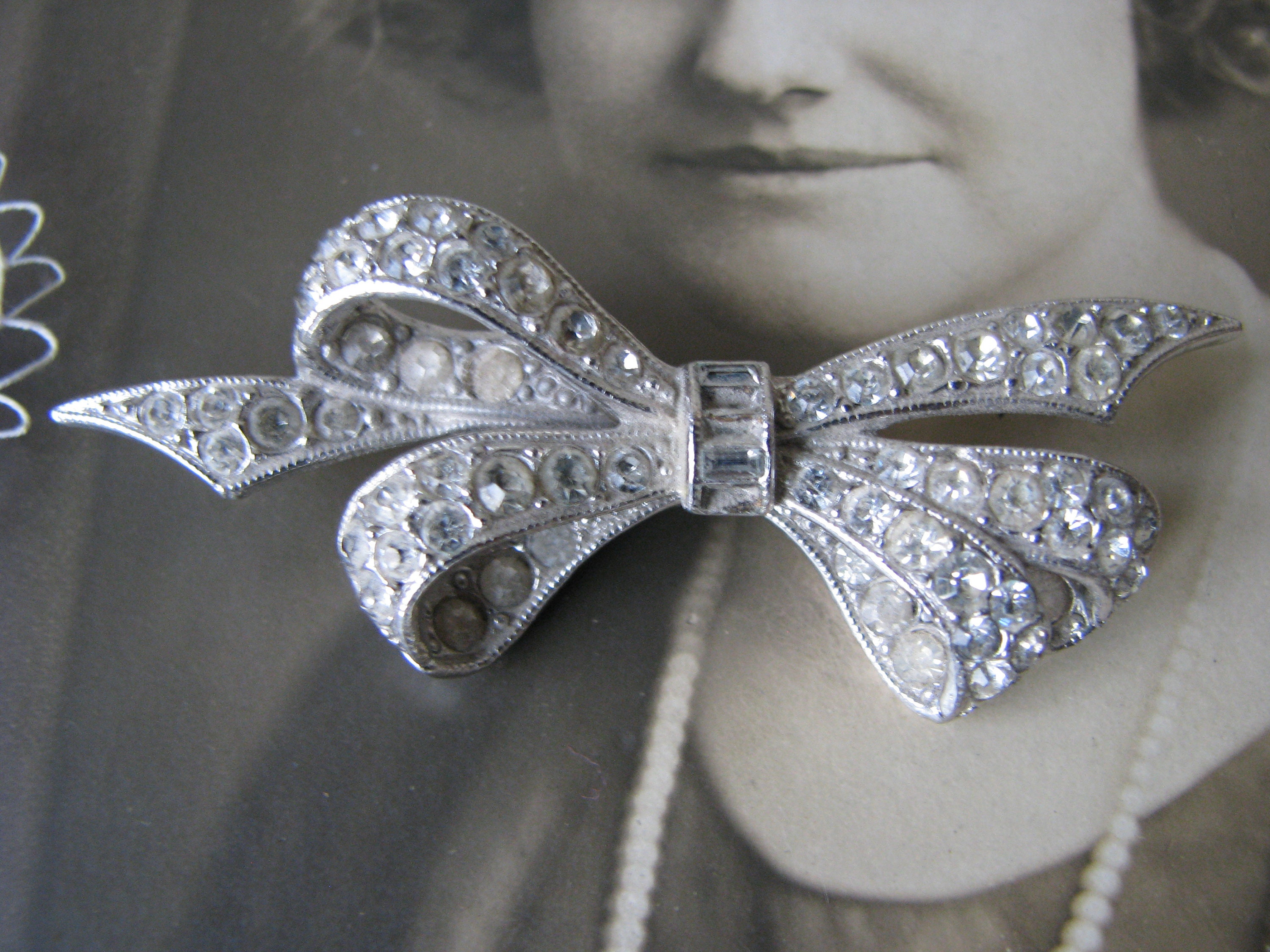 Superbe Broche Art Déco En émail Vers 1930 - Décor De Nœud - Occasion Bon état