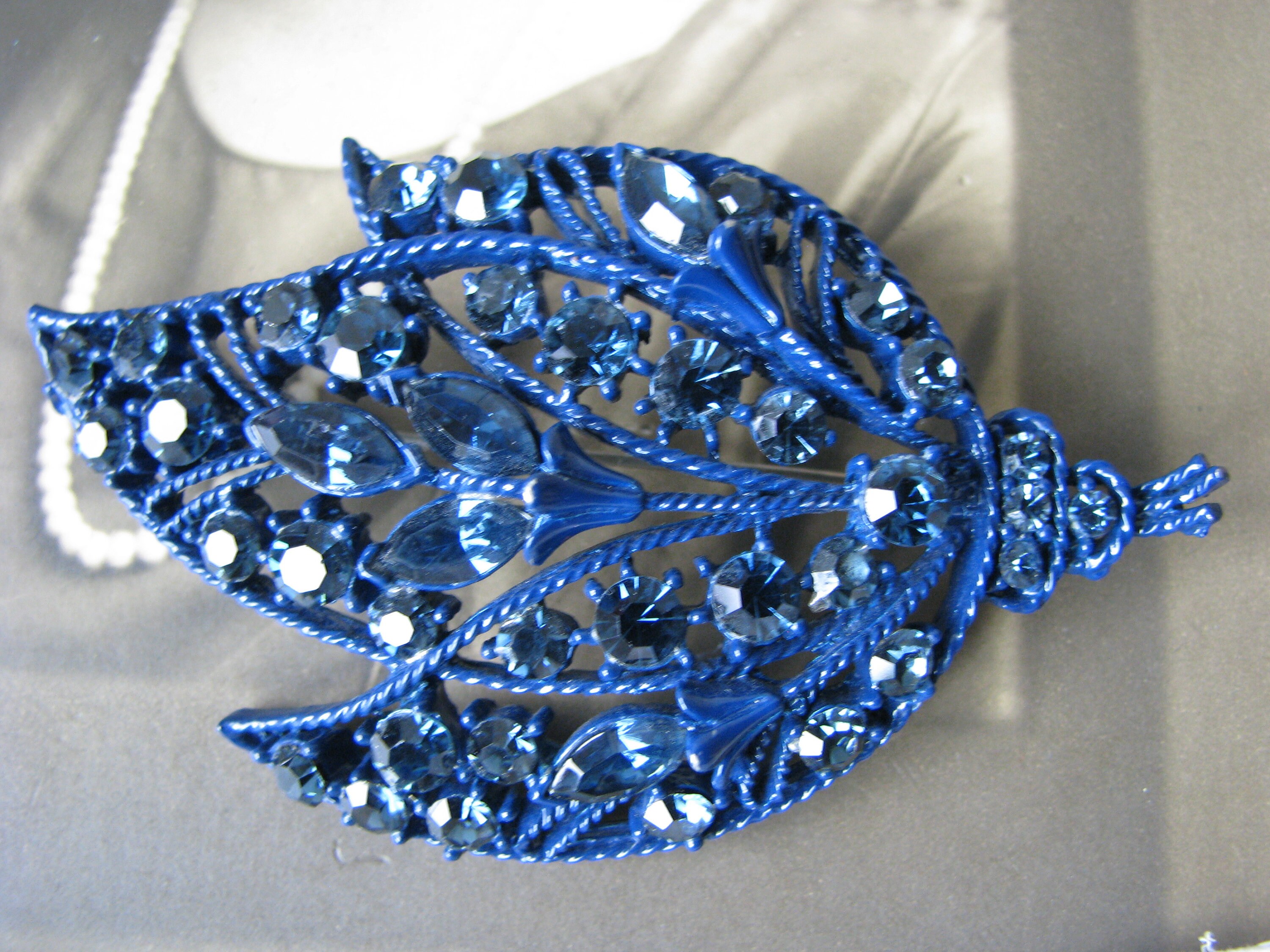 Petite Broche Argentée Art Déco Avec Strass Bleu - Style Dentelle Vintage, Neuve Sans Emballage
