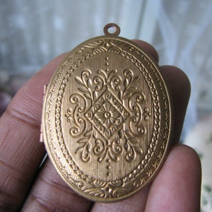 Victorian Locket, Vintage Victorian Style Locket, Stamped Brass Locket, Vintage Oval Locket, Large Oval Locket