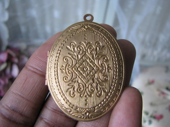 Victorian style locket deals