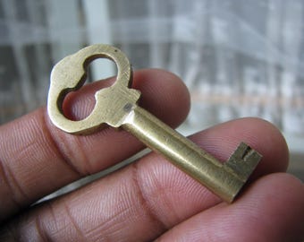 Small Antique Brass Clover Top Skeleton Key, Steampunk Jewelry (1 1/8'' x 1/2'')