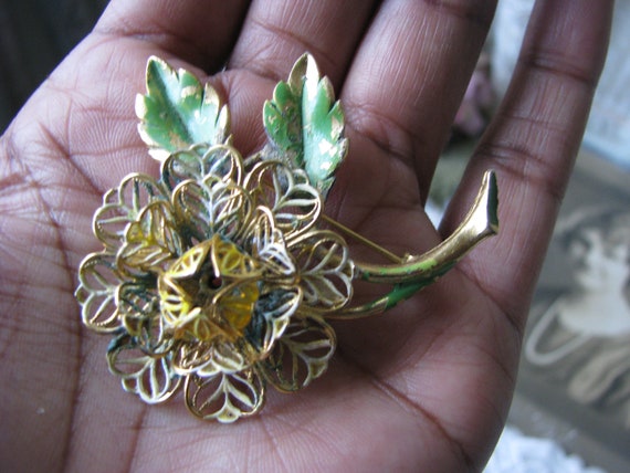 Vintage Metal Flower brooch, Filigree Flower Broo… - image 9